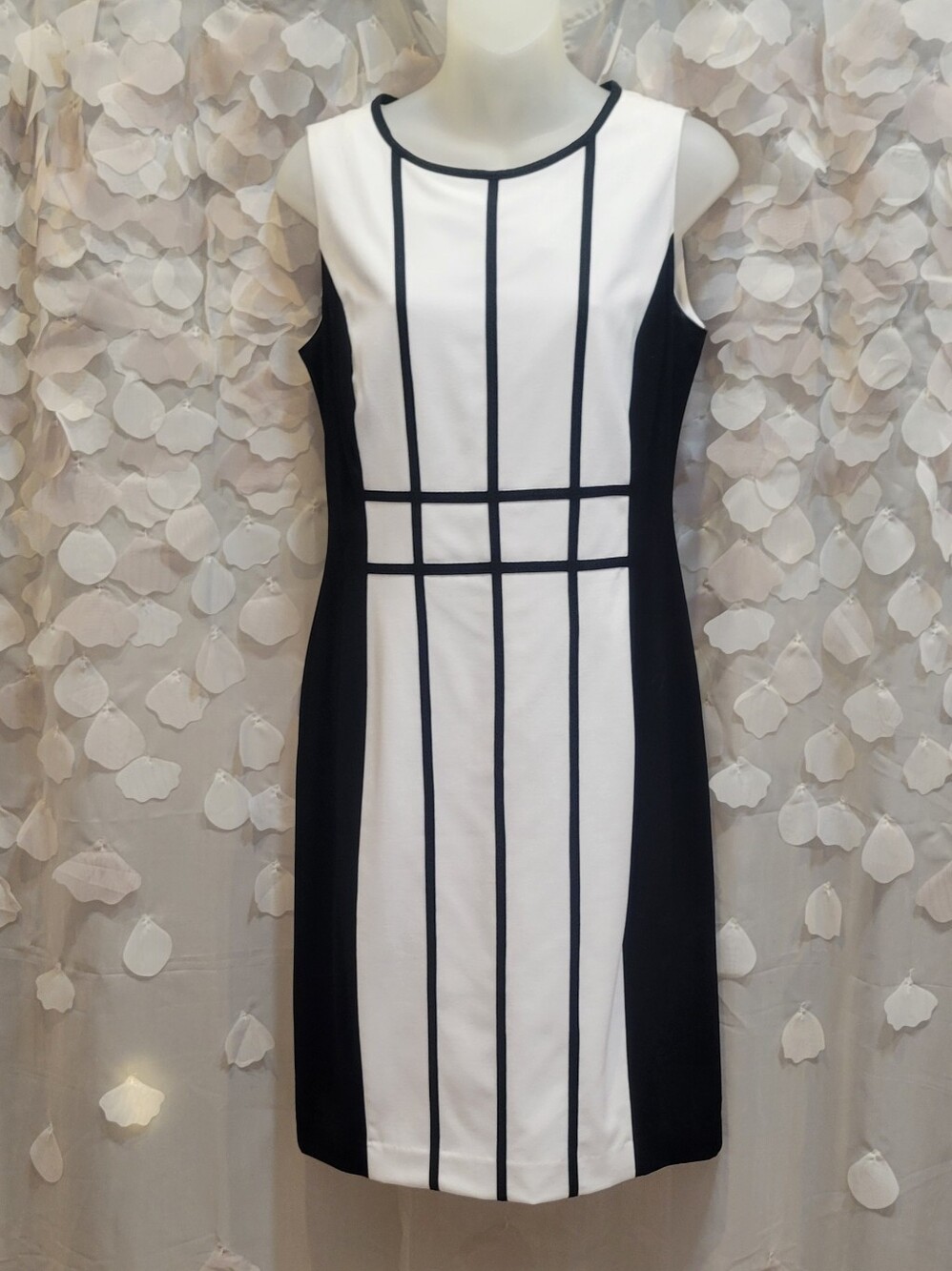 Calvin Klein Black and White Graphic Size 8 Sheath Dress